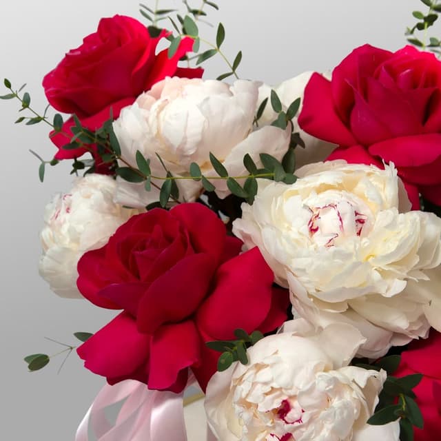 Композиция из Пионов и Роз Эквадор в шляпной коробке «Лед и пламя»