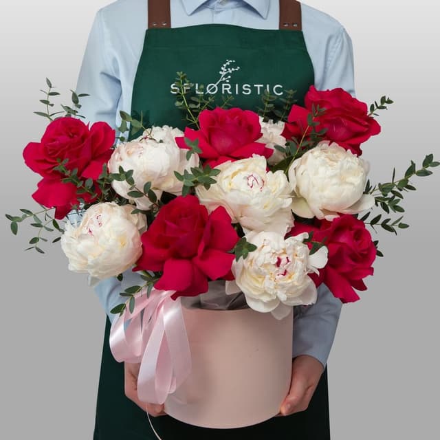 Композиция из Пионов и Роз Эквадор в шляпной коробке «Лед и пламя»