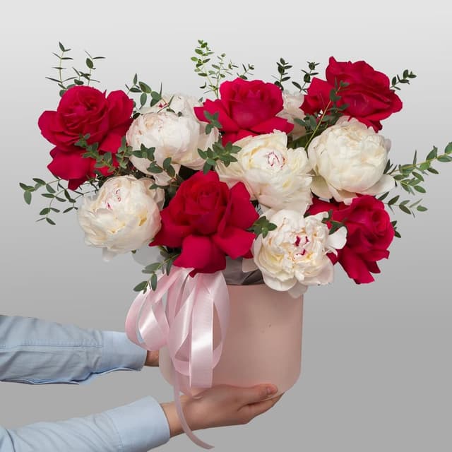 Композиция из Пионов и Роз Эквадор в шляпной коробке «Лед и пламя»