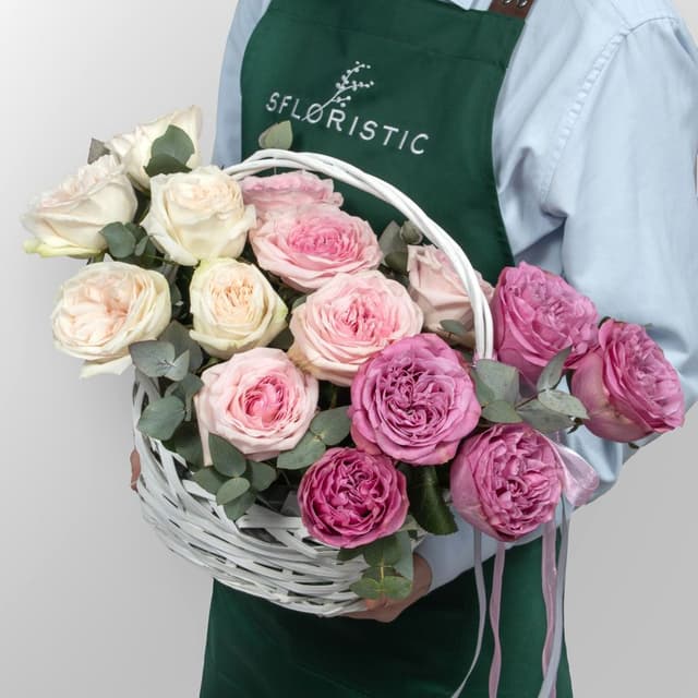 Композиция из пионовидных Роз в корзине «Улыбка души»