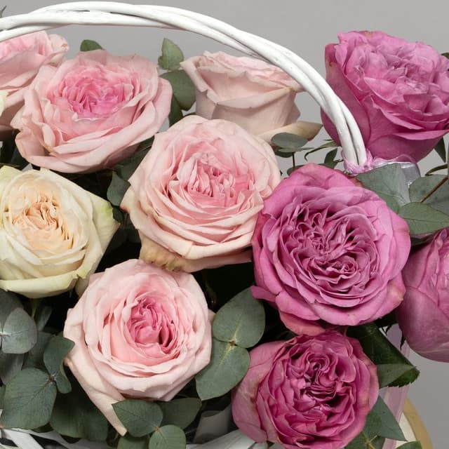 Композиция из пионовидных Роз в корзине «Улыбка души»