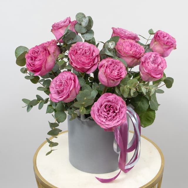 Композиция из пионовидных Роз Эквадор в шляпной коробке «В цвете чувств»