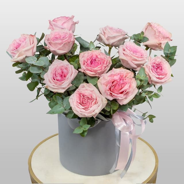 Композиция из Роз в шляпной коробке «Цветочная поэзия»