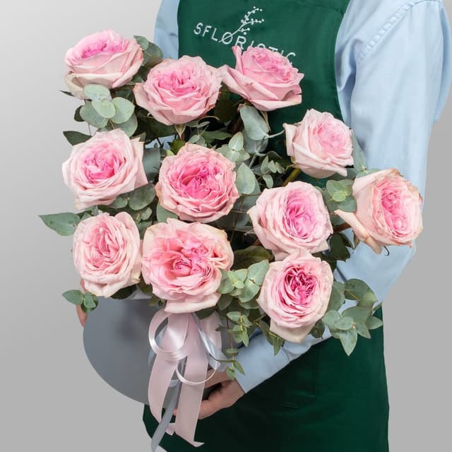 Композиция из Роз в шляпной коробке «Цветочная поэзия»