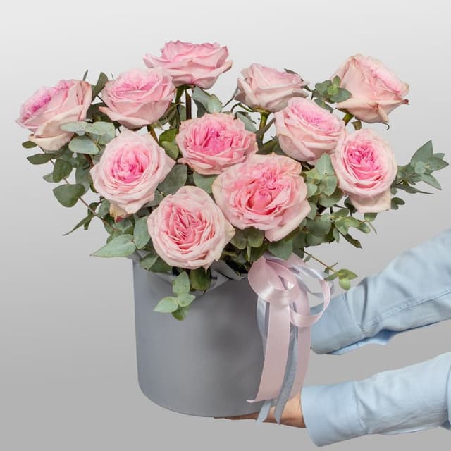 Композиция из Роз в шляпной коробке «Цветочная поэзия»