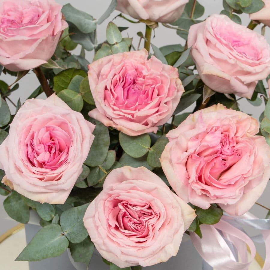 Композиция из Роз в шляпной коробке «Цветочная поэзия»