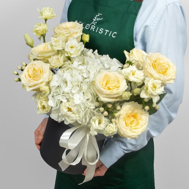 Композиция из Роз Эквадор, Гортензий и Эустом в шляпной коробке «Танец нежности»