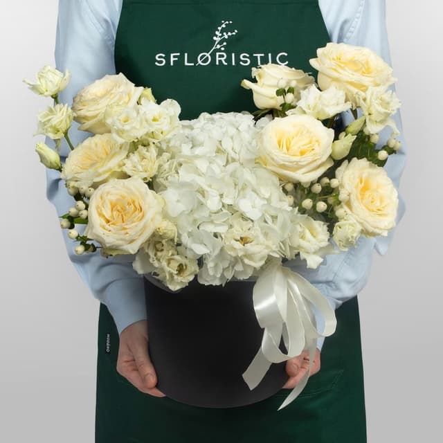 Композиция из Роз Эквадор, Гортензий и Эустом в шляпной коробке «Танец нежности»