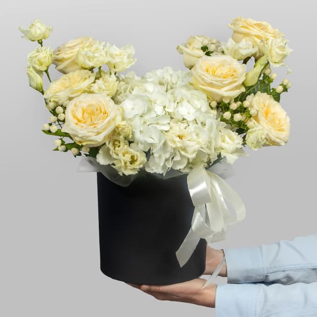 Композиция из Роз Эквадор, Гортензий и Эустом в шляпной коробке «Танец нежности»