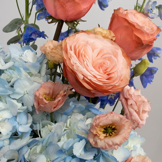 Композиция из Роз Эквадор, Гортензий и Дельфиниума в шляпной коробке «Морская акварель»