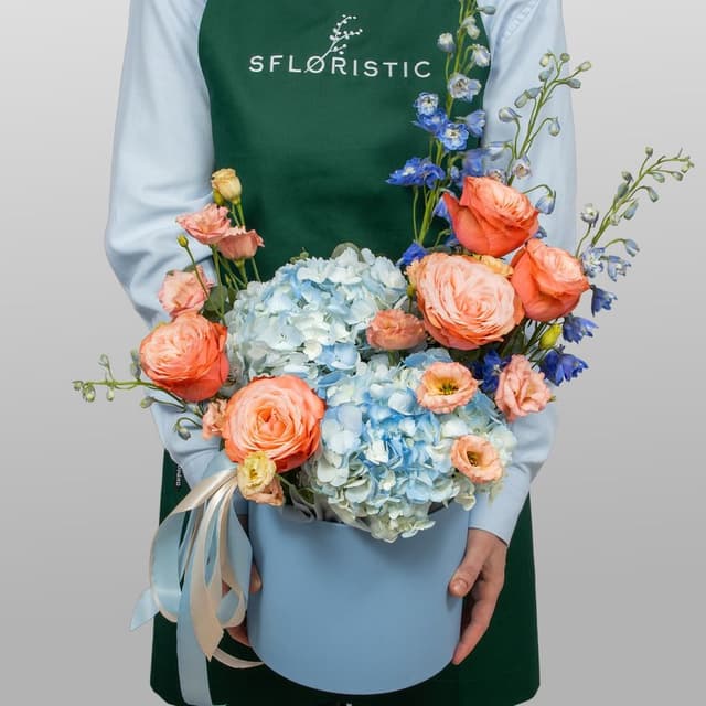 Композиция из Роз Эквадор, Гортензий и Дельфиниума в шляпной коробке «Морская акварель»