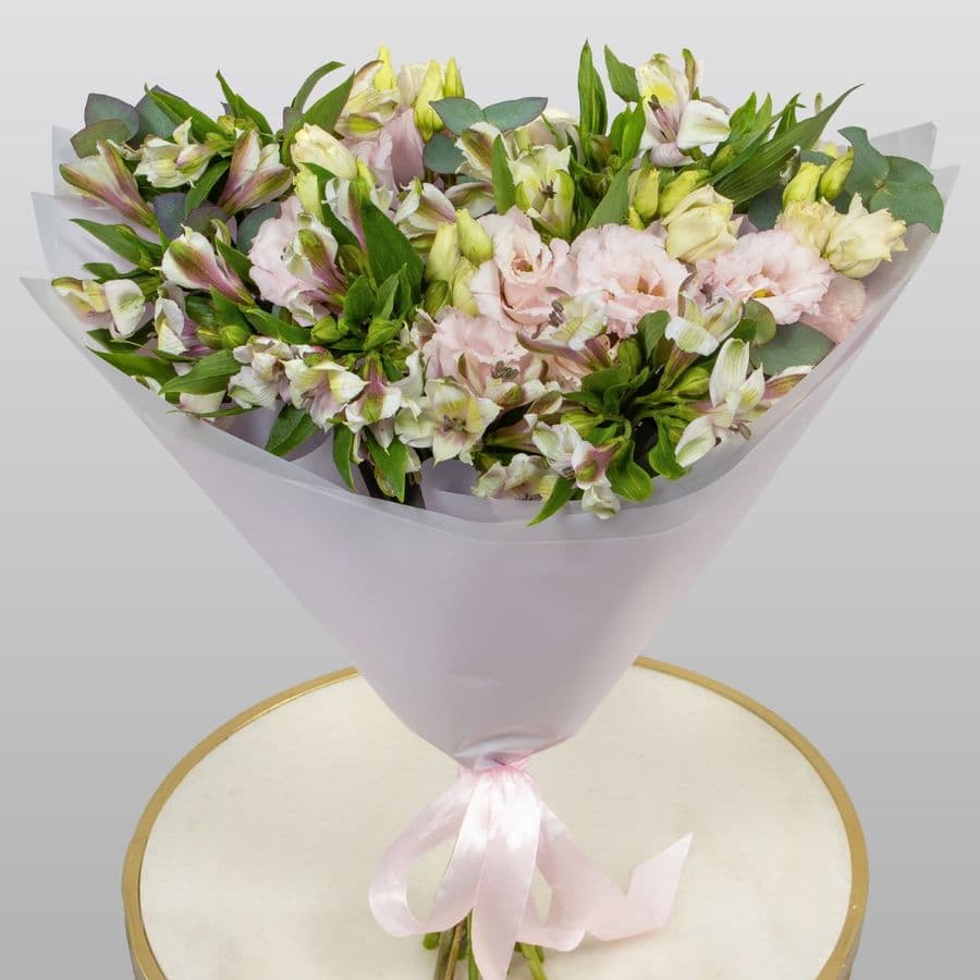 Букет из Альстромерий и Лизиантуса «Свет внутри»