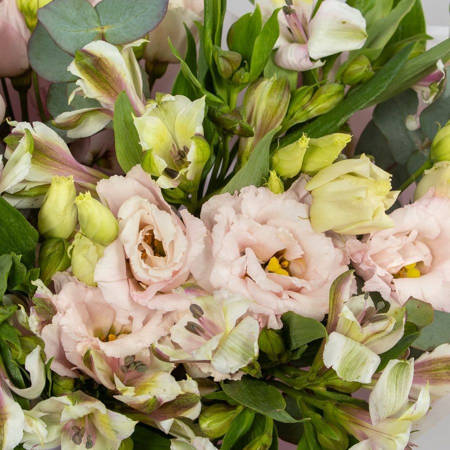 Букет из Альстромерий и Лизиантуса «Свет внутри»