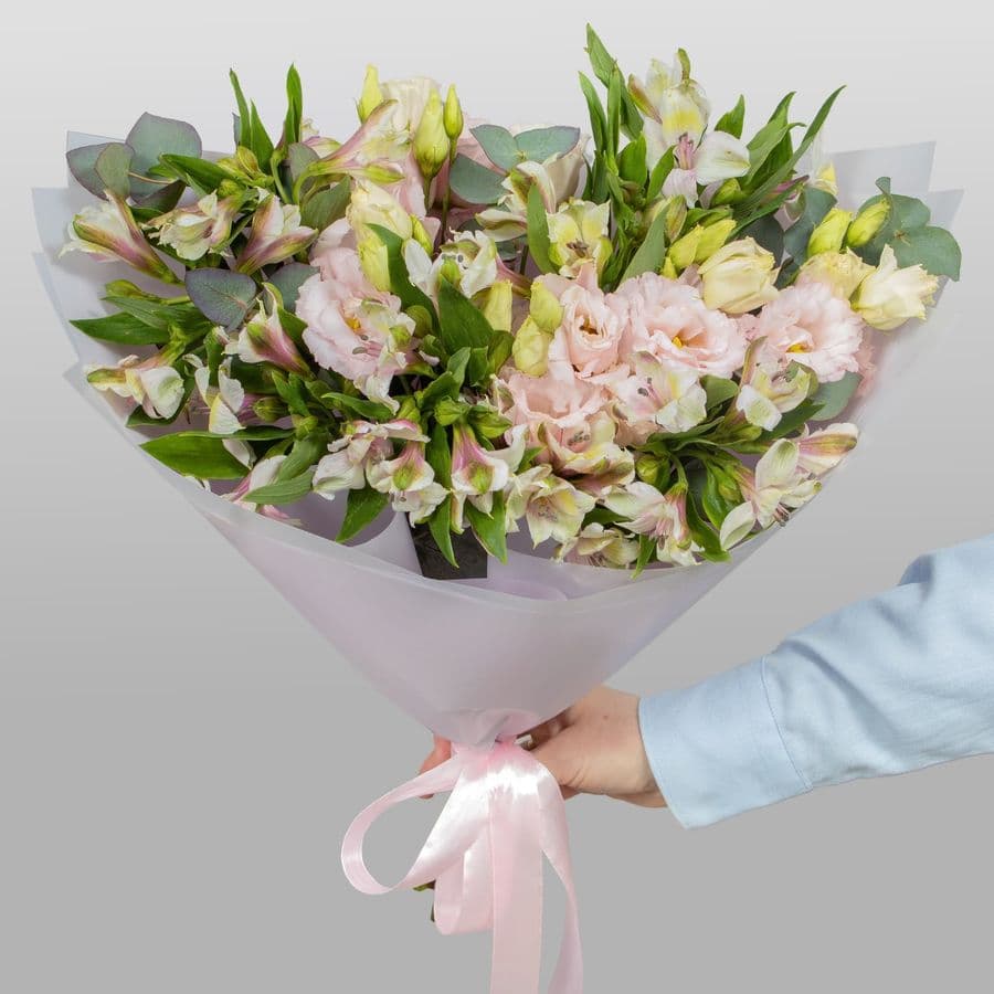 Букет из Альстромерий и Лизиантуса «Свет внутри»