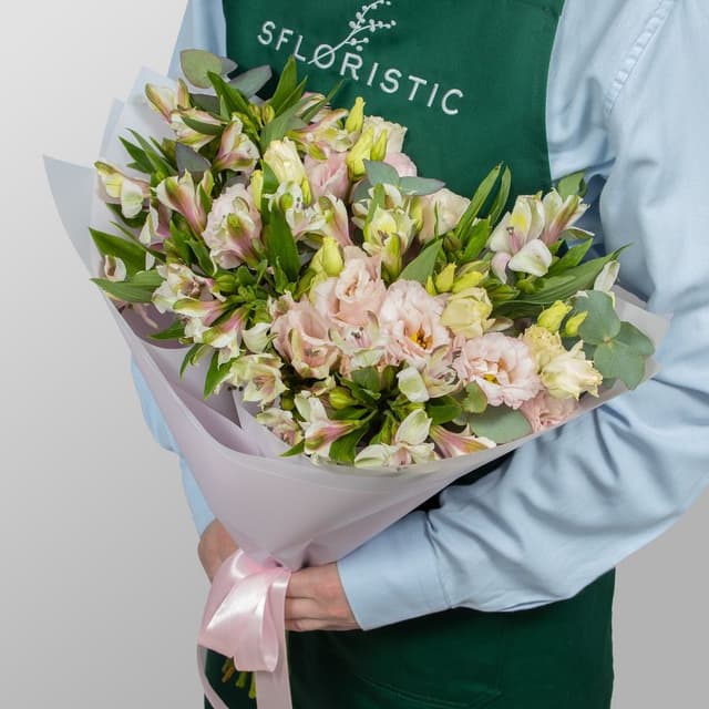 Букет из Альстромерий и Лизиантуса «Свет внутри»