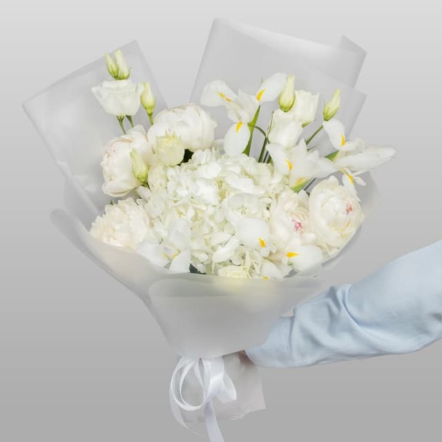 Букет из Пионов, Эустом и Ирисов «Лёгкость облаков»