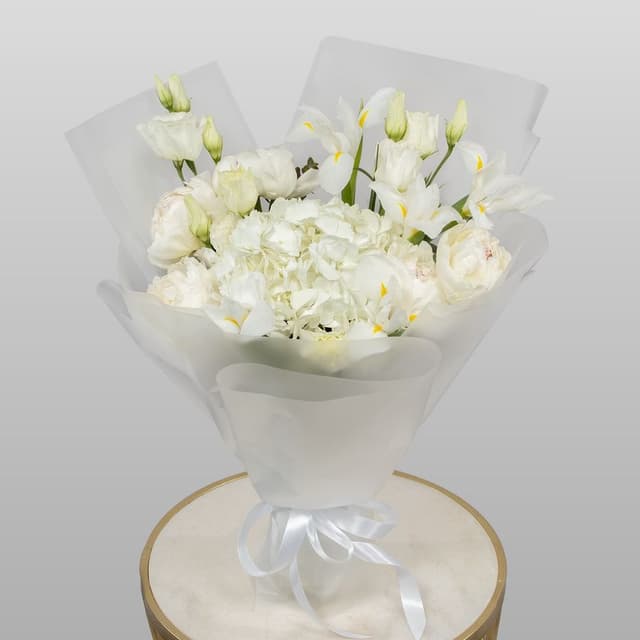 Букет из Пионов, Эустом и Ирисов «Лёгкость облаков»