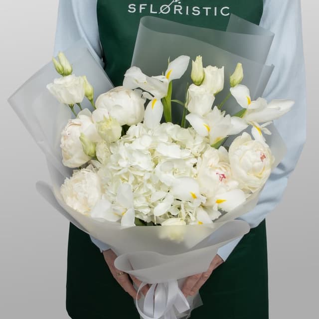 Букет из Пионов, Эустом и Ирисов «Лёгкость облаков»