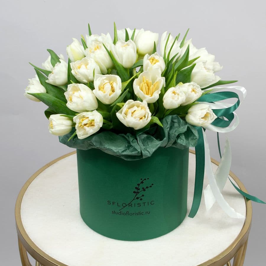 Композиция из Пионовидных Тюльпанов в шляпной коробке «Утро в саду»