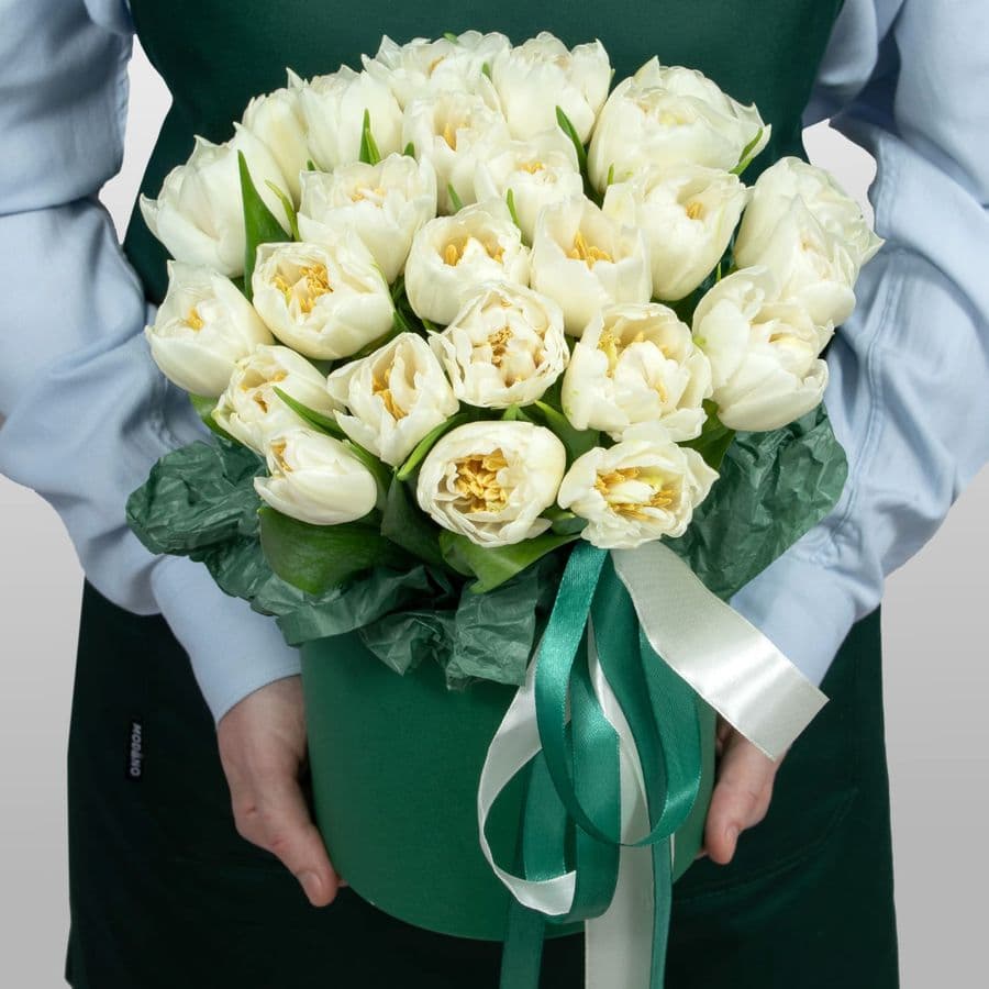 Композиция из Пионовидных Тюльпанов в шляпной коробке «Утро в саду»