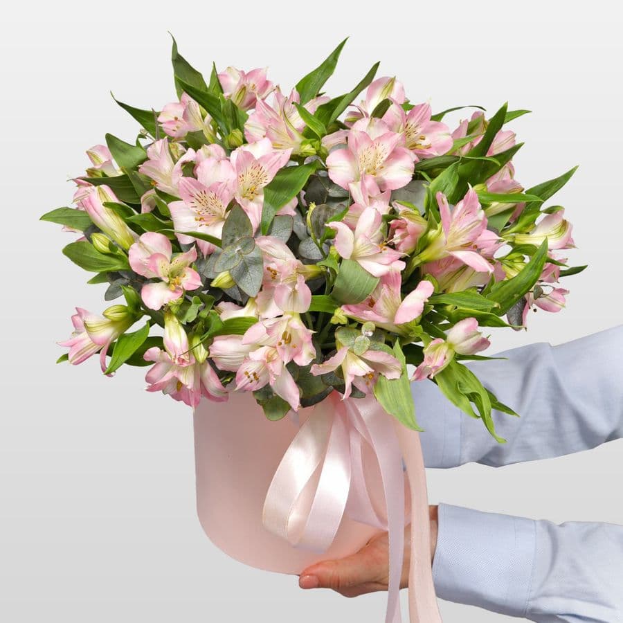 Композиция из Альстромерий в шляпной коробке «Кружево Чувств»