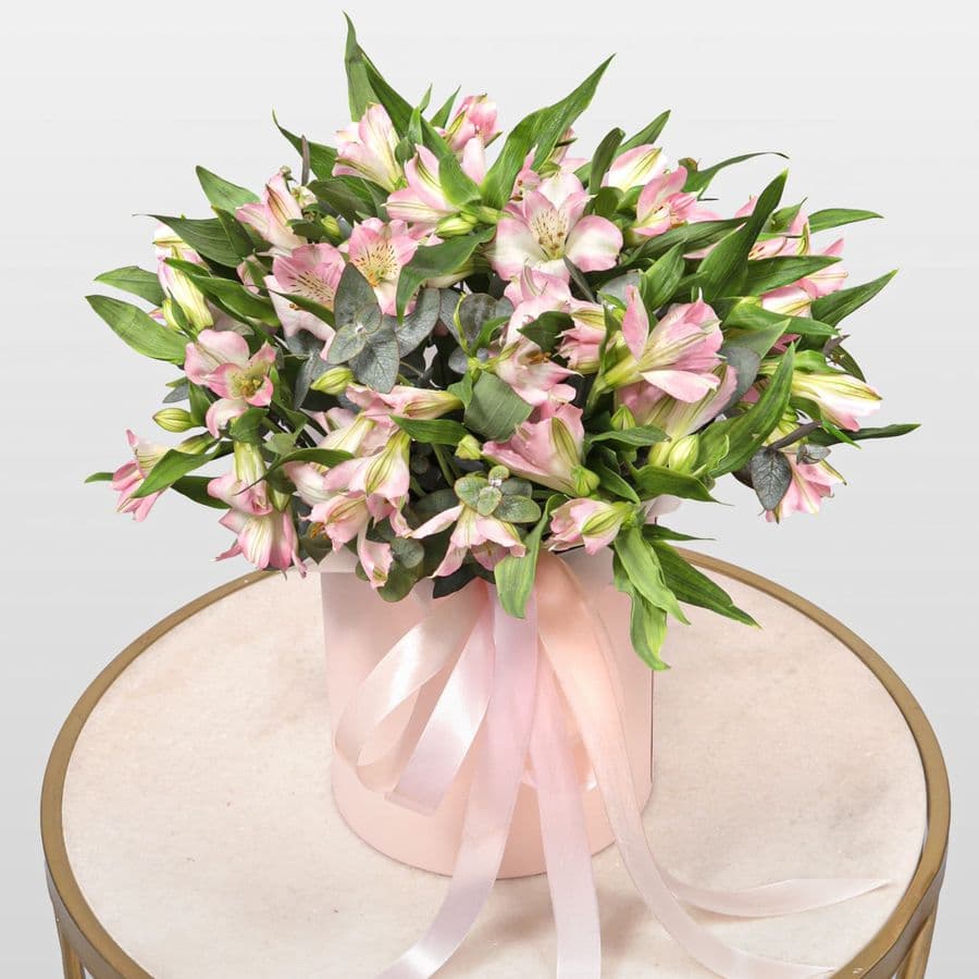 Композиция из Альстромерий в шляпной коробке «Кружево Чувств»