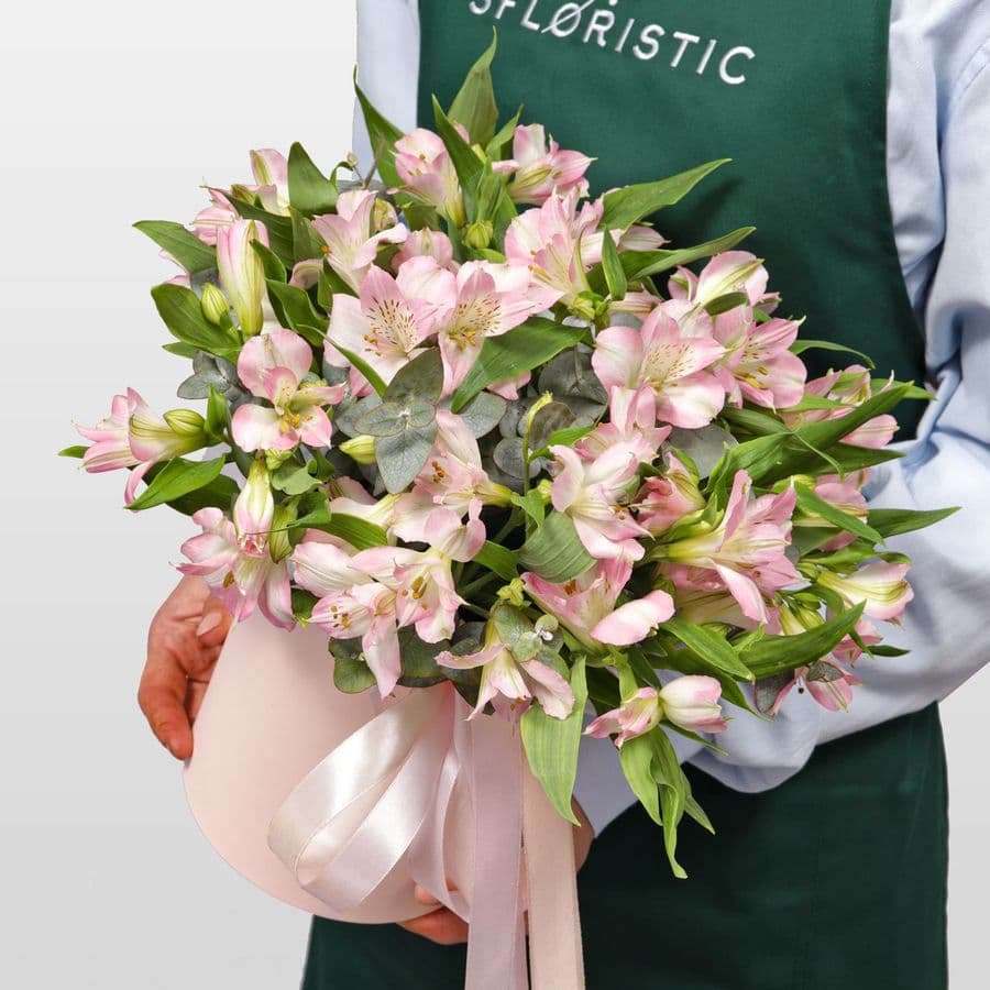 Композиция из Альстромерий в шляпной коробке «Кружево Чувств»