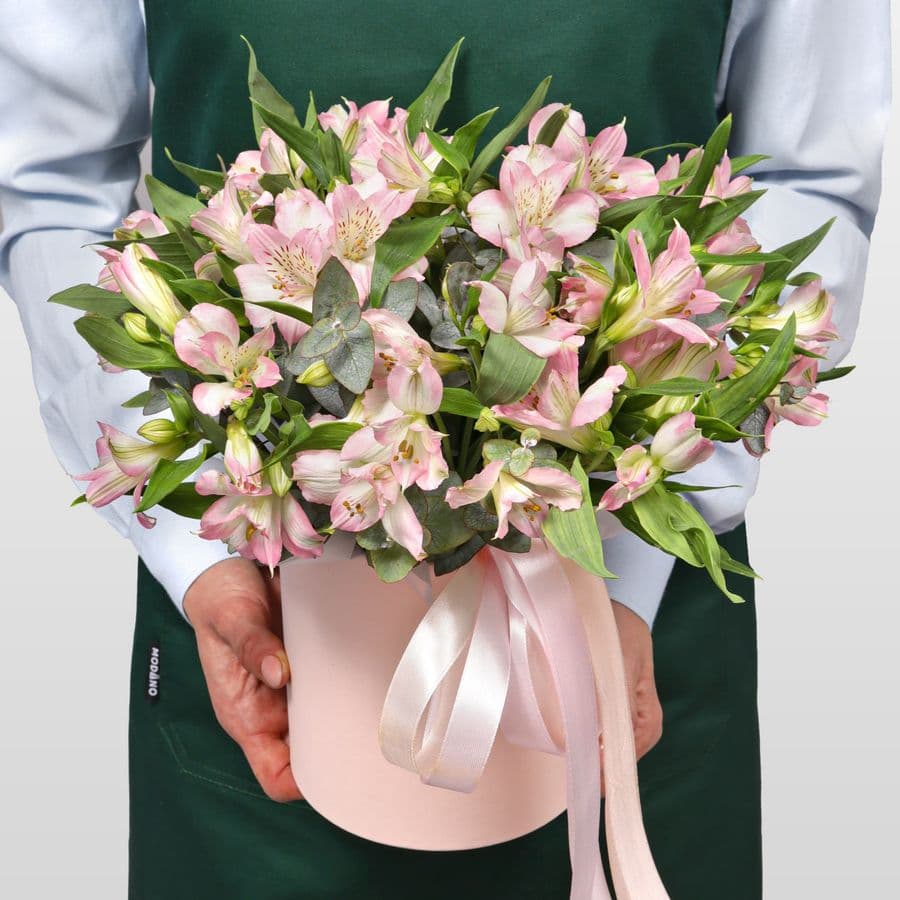 Композиция из Альстромерий в шляпной коробке «Кружево Чувств»