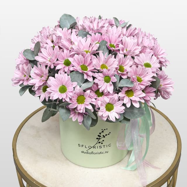 Композиция из Кустовых Хризантем в шляпной коробке «Вдох нежности»