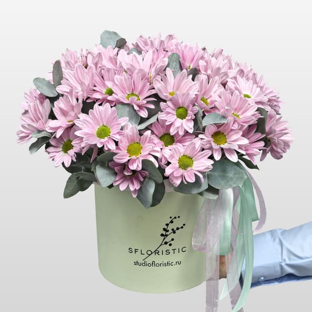 Композиция из Кустовых Хризантем в шляпной коробке «Вдох нежности»