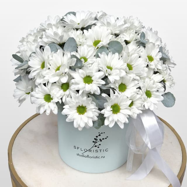 Композиция из Кустовых Хризантем в шляпной коробке «Белоснежное чудо»