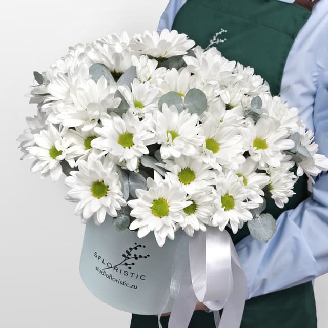 Композиция из Кустовых Хризантем в шляпной коробке «Белоснежное чудо»