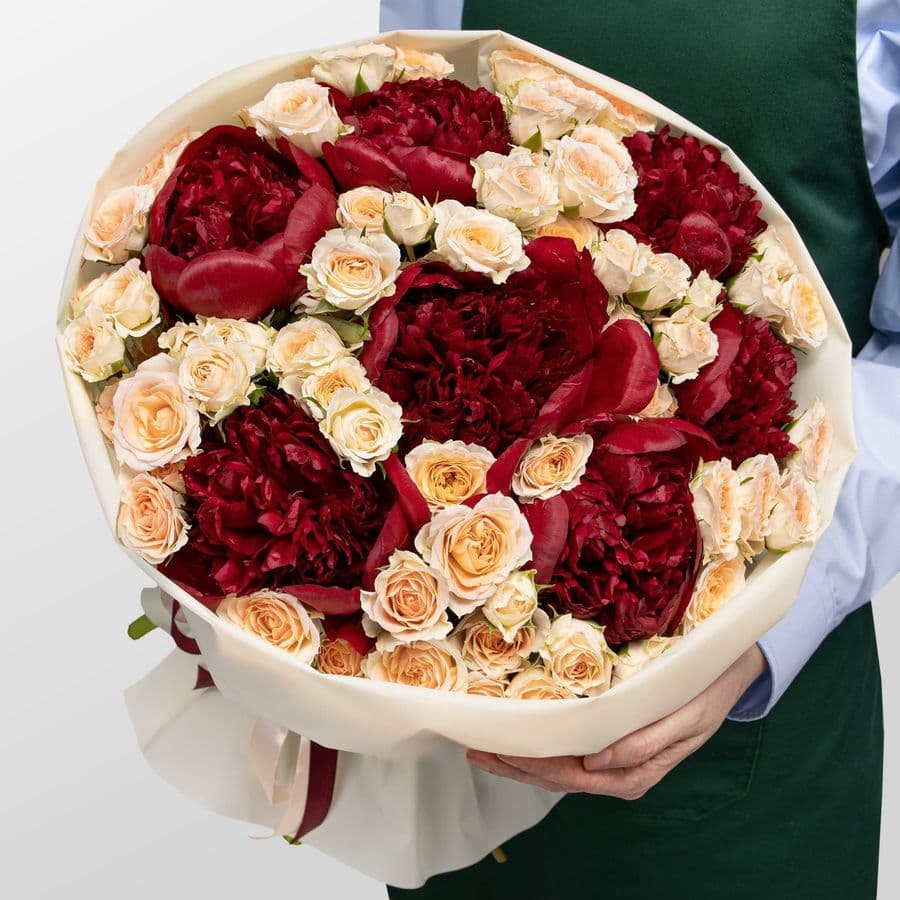 Букет из Пионов и кустовых Роз «Бургундский шелк»