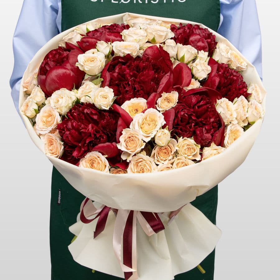 Букет из Пионов и кустовых Роз «Бургундский шелк»