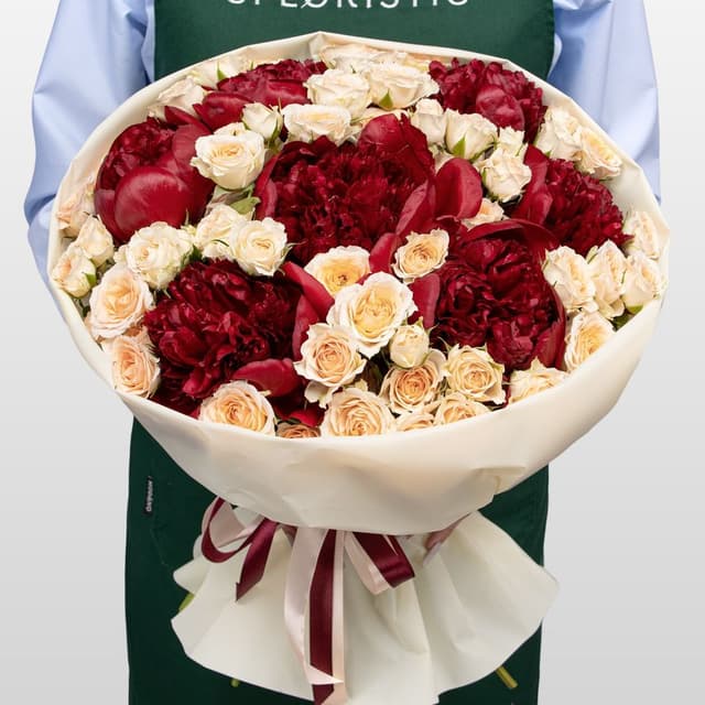 Букет из Пионов и кустовых Роз «Бургундский шелк»