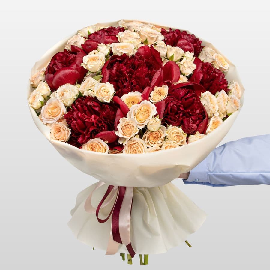 Букет из Пионов и кустовых Роз «Бургундский шелк»