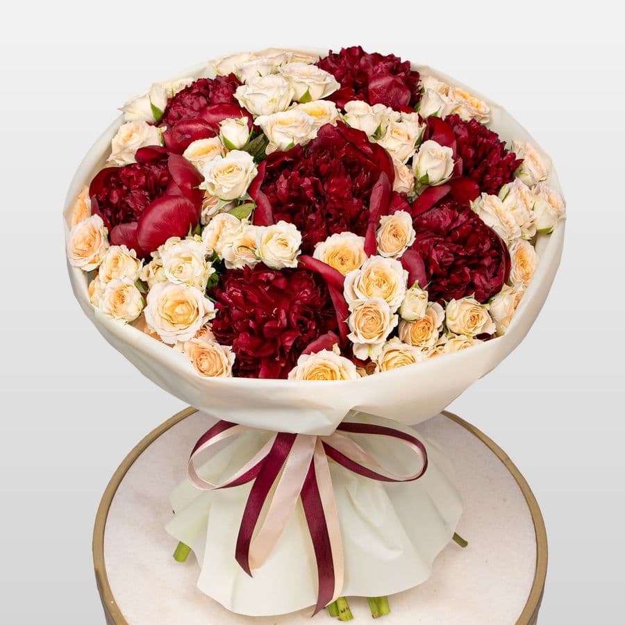 Букет из Пионов и кустовых Роз «Бургундский шелк»