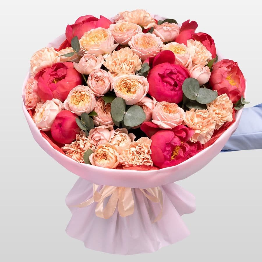 Букет из Пионов, кустовых Роз и Диантусов «Сладкое пламя»