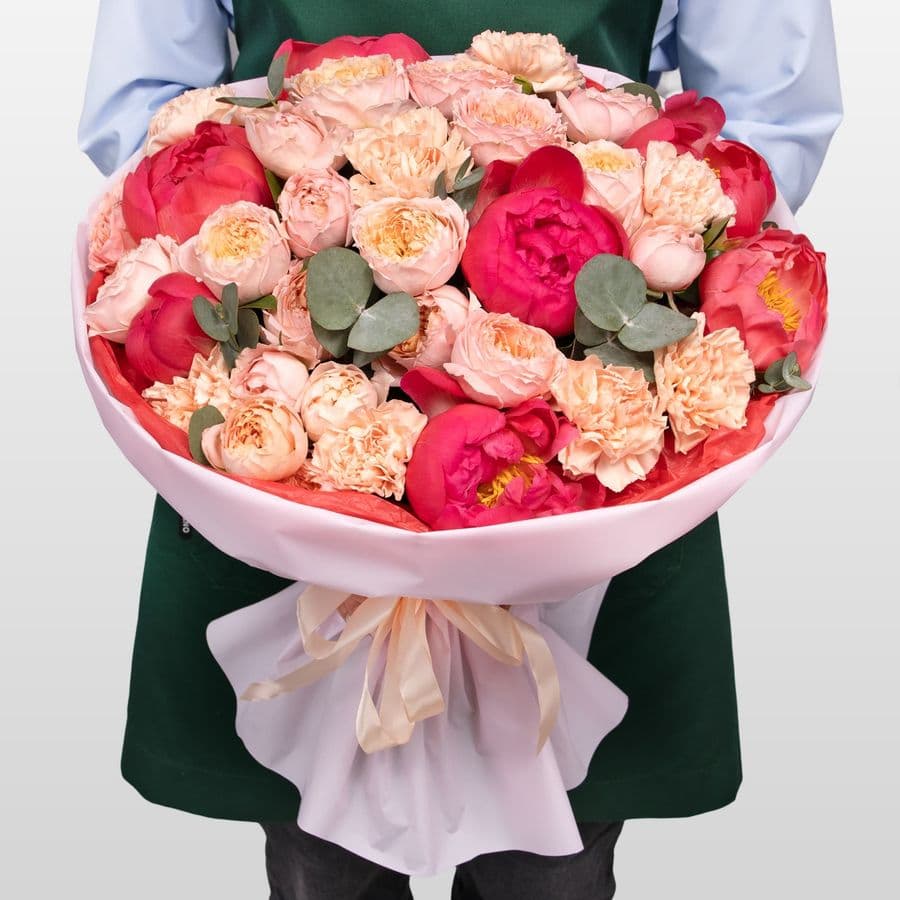 Букет из Пионов, кустовых Роз и Диантусов «Сладкое пламя»