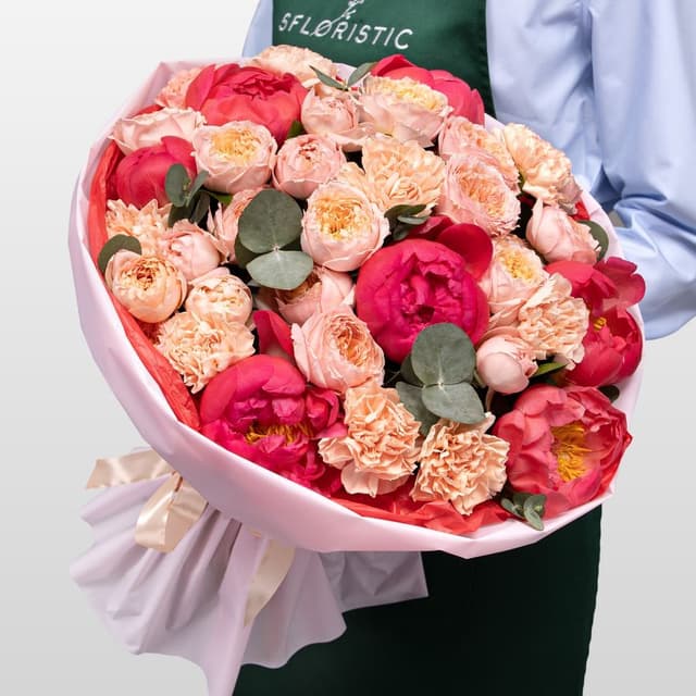 Букет из Пионов, кустовых Роз и Диантусов «Сладкое пламя»