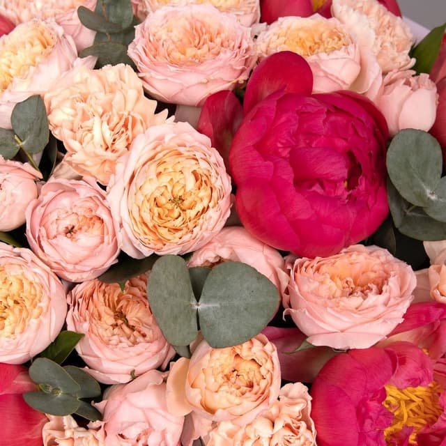 Букет из Пионов, кустовых Роз и Диантусов «Сладкое пламя»