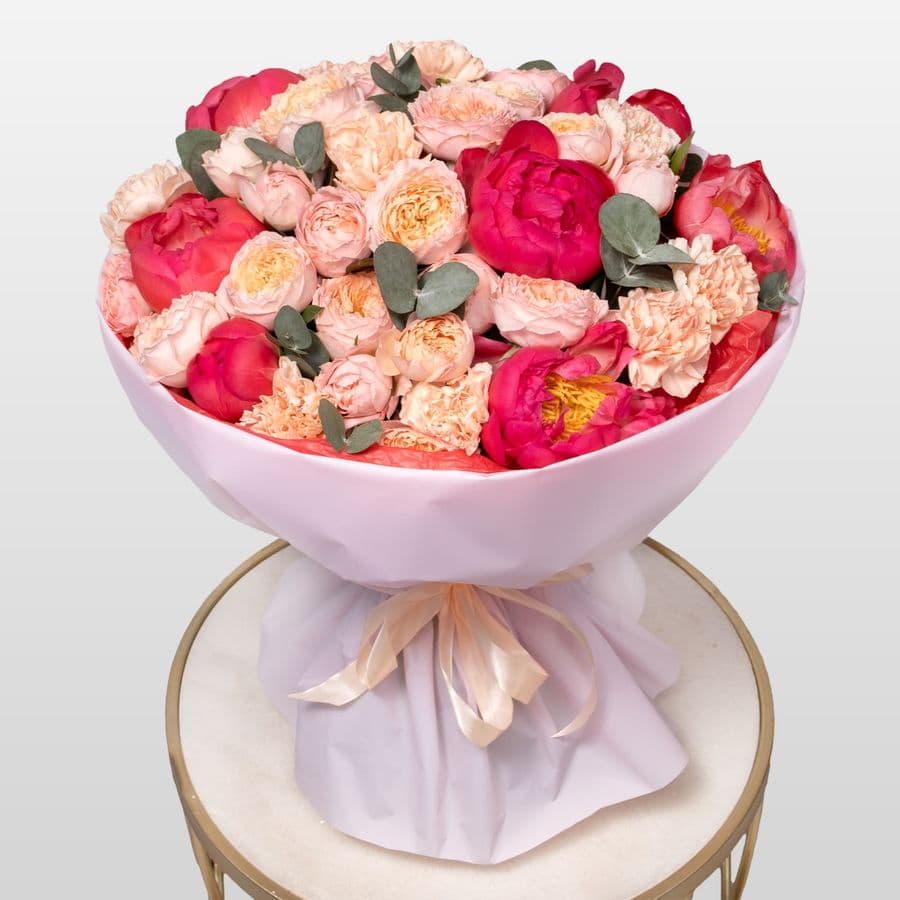 Букет из Пионов, кустовых Роз и Диантусов «Сладкое пламя»