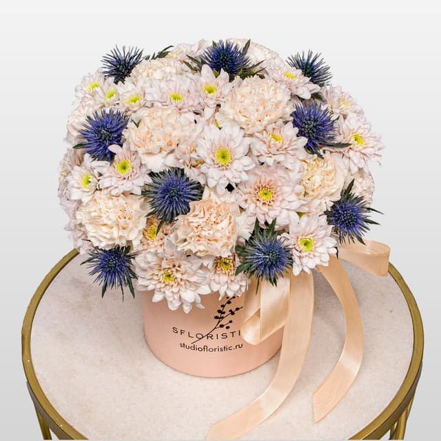 Композиция из Гвоздик, Хризантем и Эрингиума в шляпной коробке «Сахарный иней»