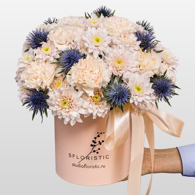 Композиция из Гвоздик, Хризантем и Эрингиума в шляпной коробке «Сахарный иней»