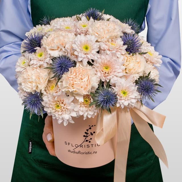 Композиция из Гвоздик, Хризантем и Эрингиума в шляпной коробке «Сахарный иней»