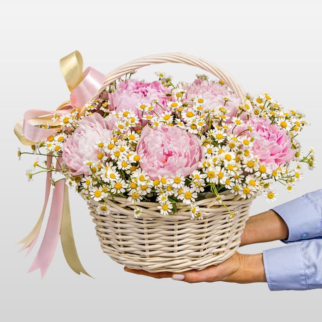 Композиция из Ромашек и Пионов в корзине «Сердце лета»