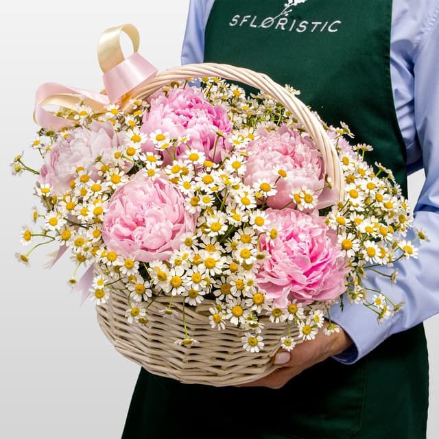 Композиция из Ромашек и Пионов в корзине «Сердце лета»