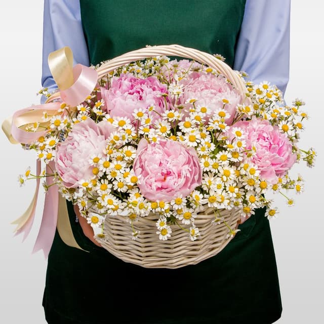 Композиция из Ромашек и Пионов в корзине «Сердце лета»