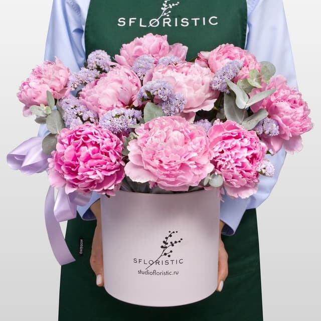 Композиция из Пионов и Статицы в шляпной коробке «Парижская дымка»