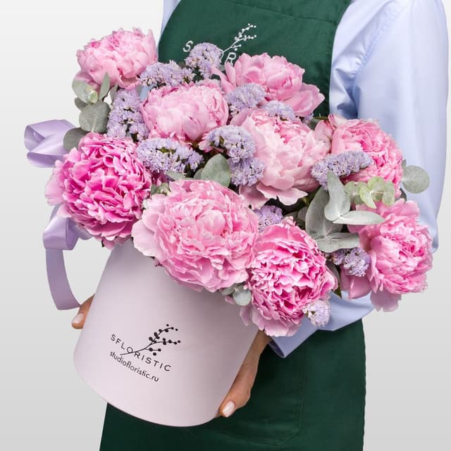 Композиция из Пионов и Статицы в шляпной коробке «Парижская дымка»